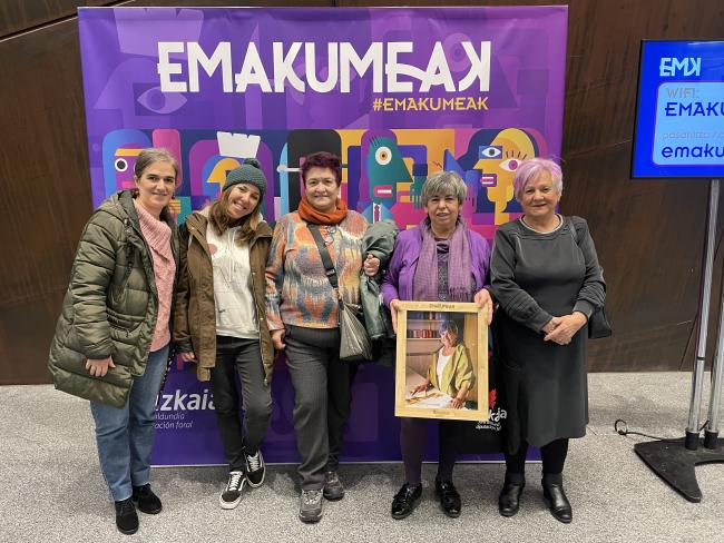 Fulgencia Marín Martín junto a compañeras de la Asociación Cultural Amigas de la Costura